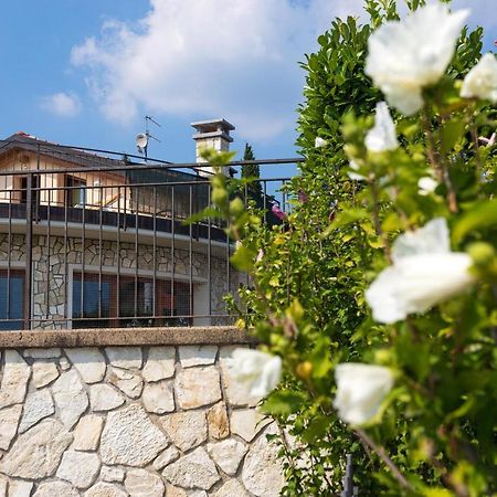 Il Sasso Bianco Bed & Breakfast Comerio Bagian luar foto