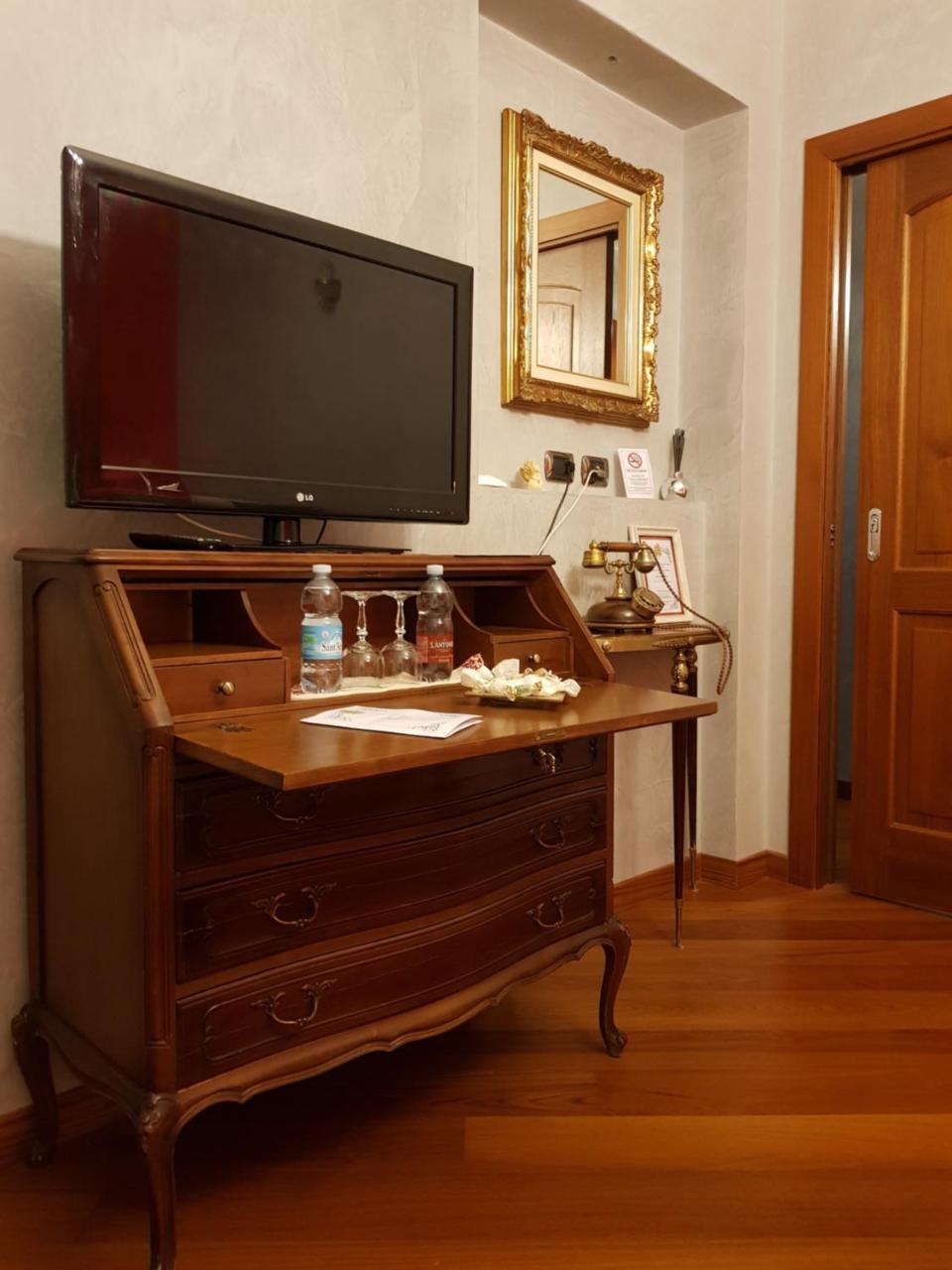 Il Sasso Bianco Bed & Breakfast Comerio Bagian luar foto