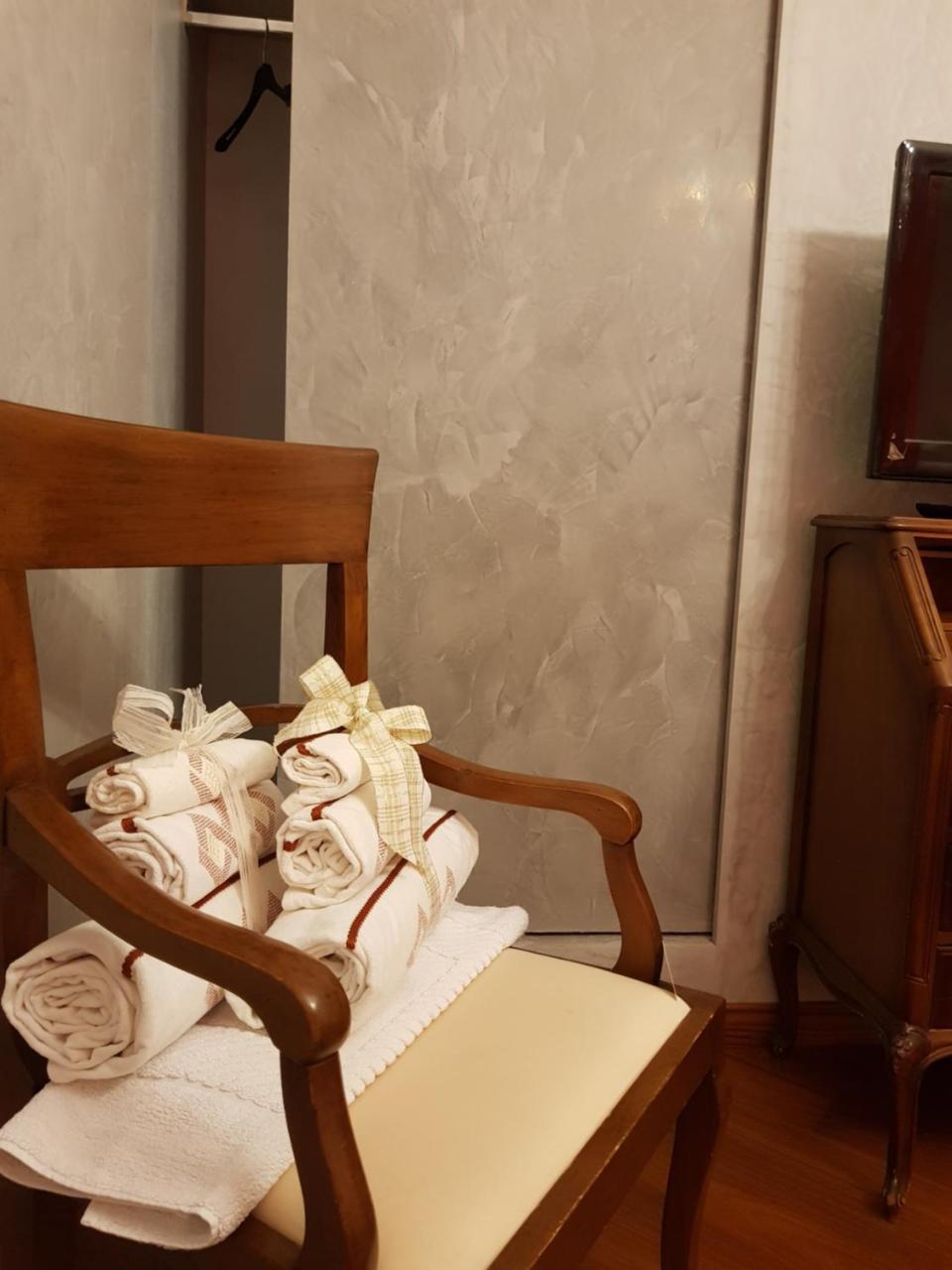 Il Sasso Bianco Bed & Breakfast Comerio Bagian luar foto
