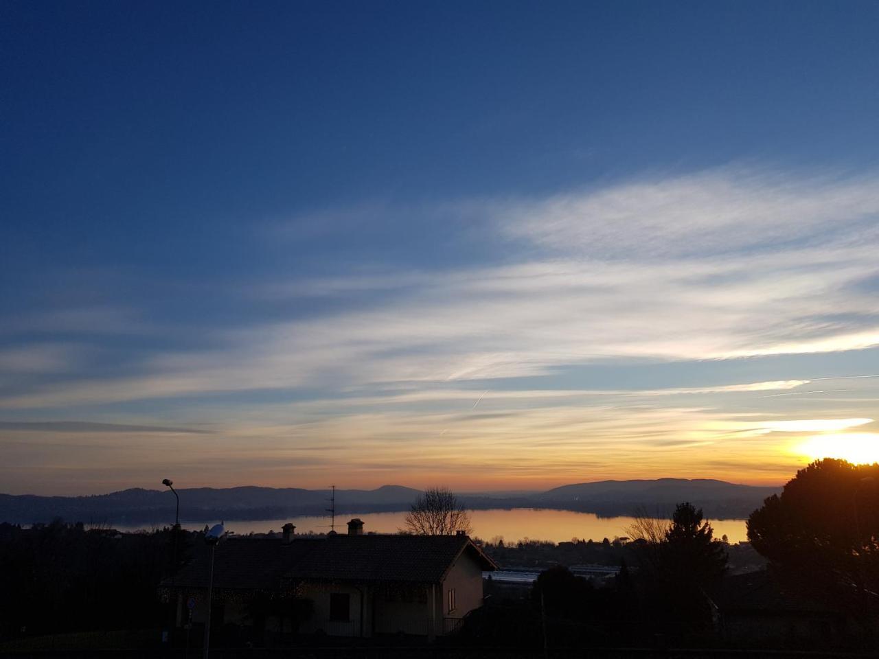 Il Sasso Bianco Bed & Breakfast Comerio Bagian luar foto