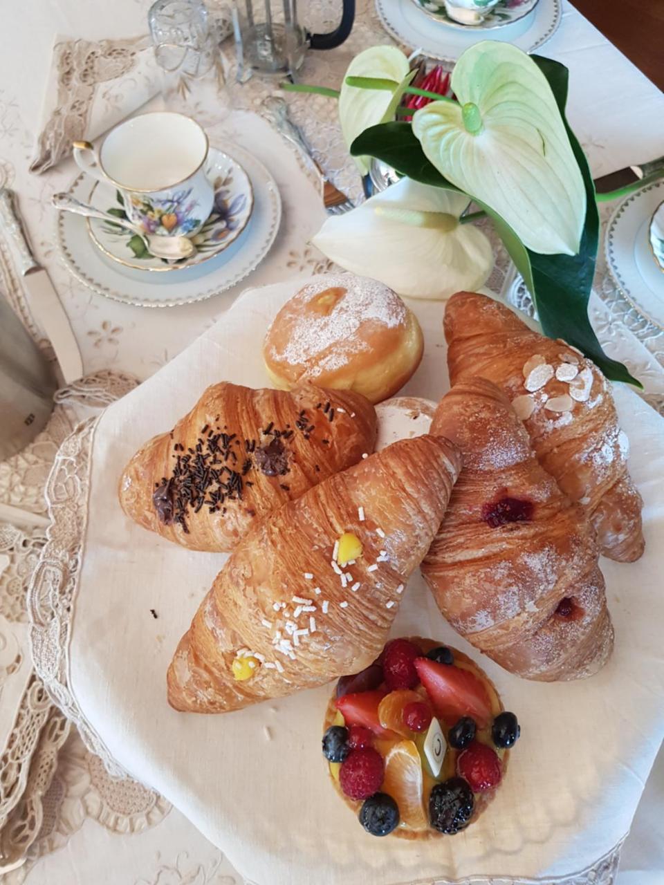Il Sasso Bianco Bed & Breakfast Comerio Bagian luar foto