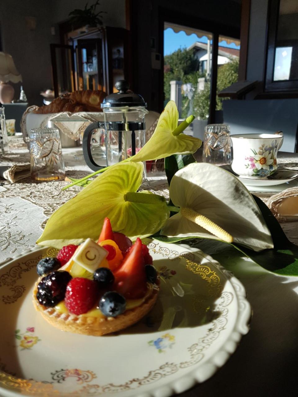 Il Sasso Bianco Bed & Breakfast Comerio Bagian luar foto
