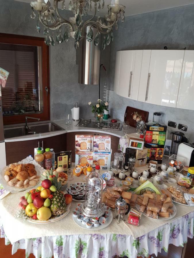 Il Sasso Bianco Bed & Breakfast Comerio Bagian luar foto