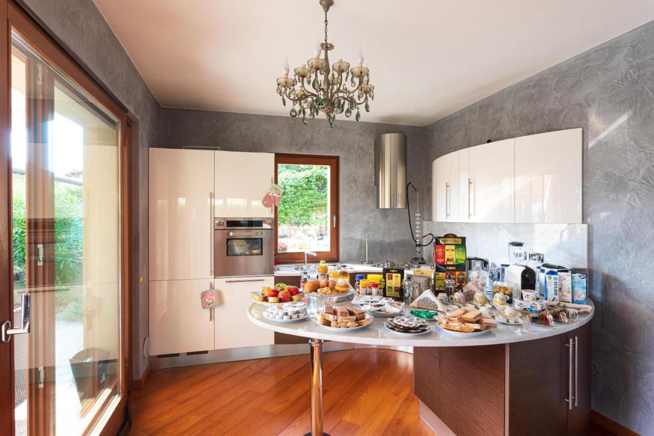 Il Sasso Bianco Bed & Breakfast Comerio Bagian luar foto